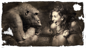 Frau lacht mit Affe